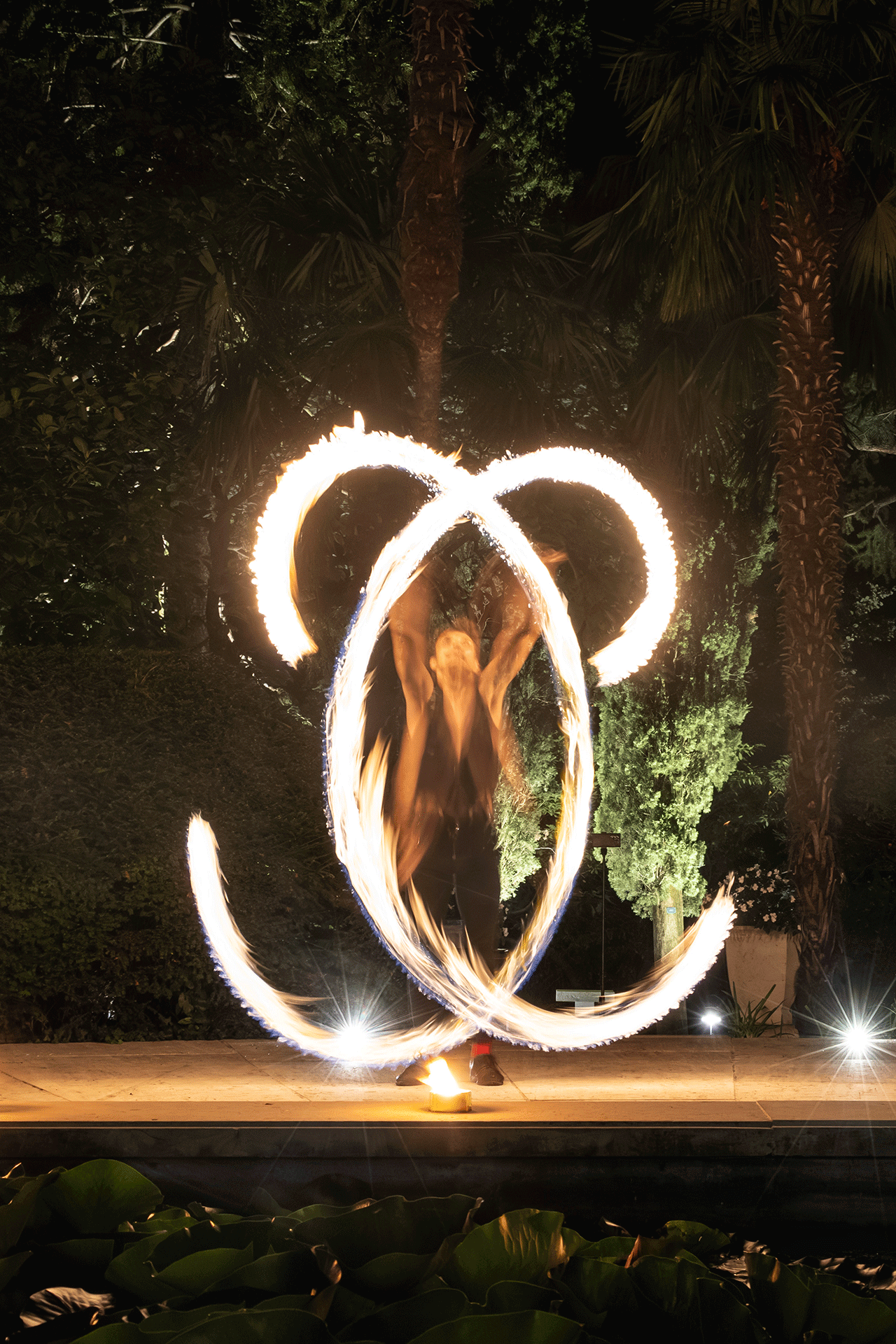 Artistische Feuershow mit Spezialeffekten bei einer eleganten Gala in Südtirol Elegante Gala-Feuershow mit Pyrotechnik, LED-Elementen, Lichtdesign und Spezialeffekten – eindrucksvolle Bühnenperformance für exklusive Events und Firmenfeiern in Österreich und Italien.