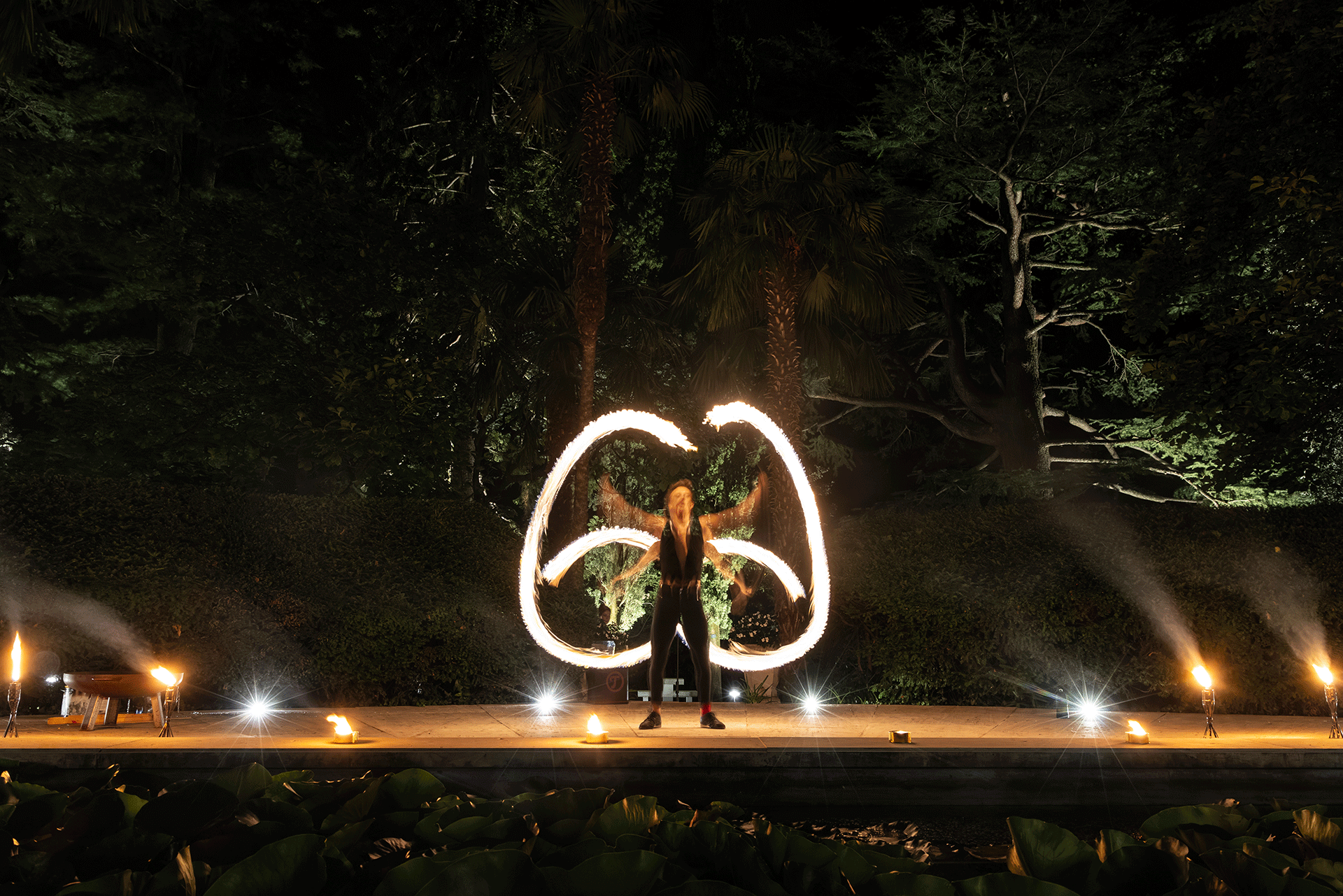 Artistische Feuershow mit Spezialeffekten bei einer eleganten Gala in Südtirol Elegante Gala-Feuershow mit Pyrotechnik, LED-Elementen, Lichtdesign und Spezialeffekten – eindrucksvolle Bühnenperformance für exklusive Events und Firmenfeiern in Österreich und Italien.