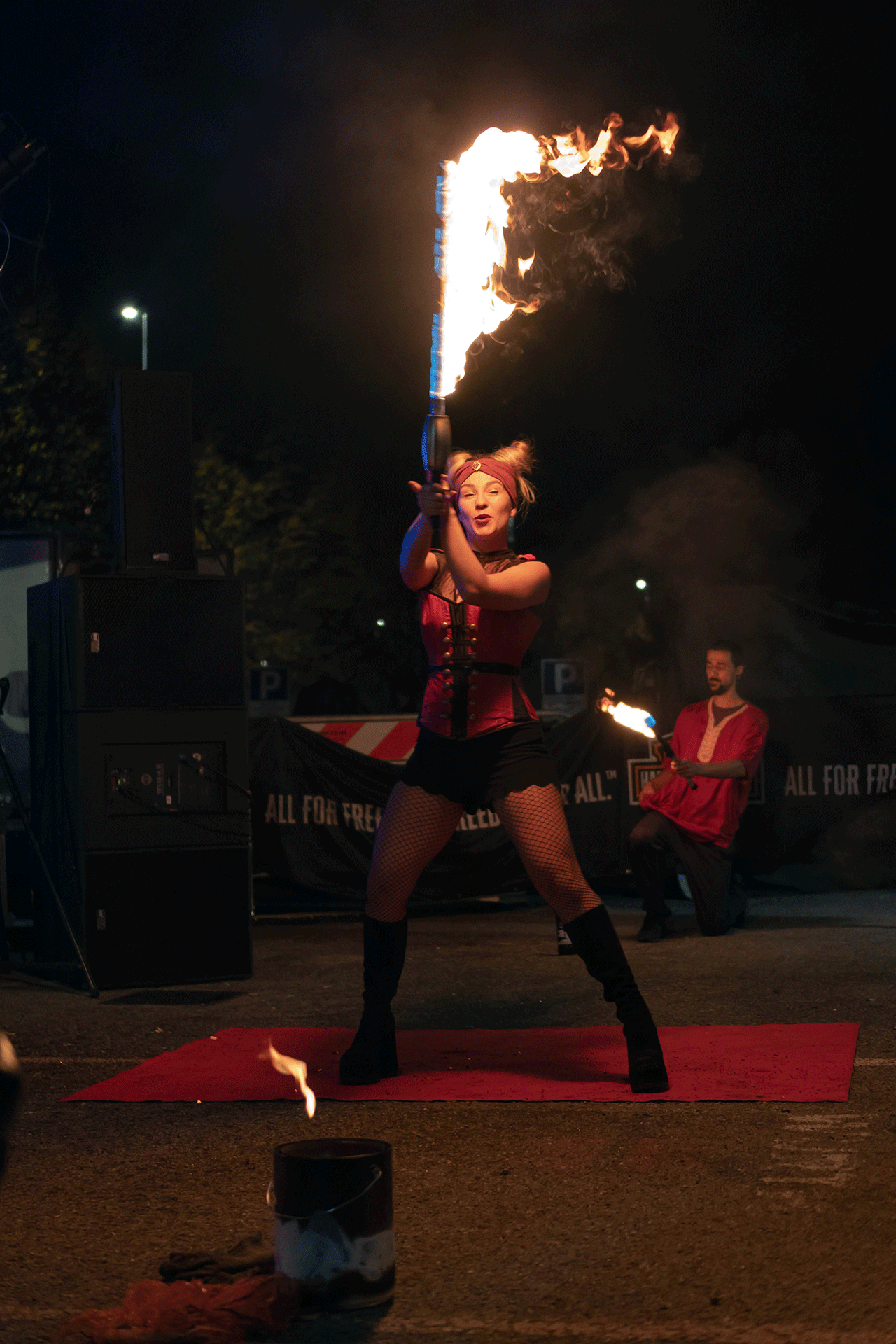 Artistische Feuershow mit Spezialeffekten bei einer eleganten Gala in Südtirol Elegante Gala-Feuershow mit Pyrotechnik, LED-Elementen, Lichtdesign und Spezialeffekten – eindrucksvolle Bühnenperformance für exklusive Events und Firmenfeiern in Österreich und Italien.